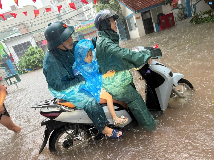 Phường Định Công hỗ trợ người dân khắc phục ảnh hưởng do hoàn lưu bão số 10 gây ra- Ảnh 5.