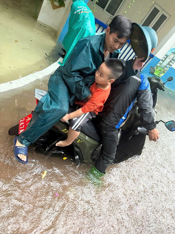 Phường Định Công hỗ trợ người dân khắc phục ảnh hưởng do hoàn lưu bão số 10 gây ra- Ảnh 2.