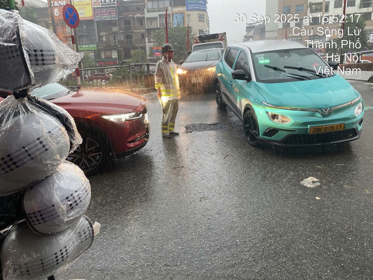 Phường Định Công hỗ trợ người dân khắc phục ảnh hưởng do hoàn lưu bão số 10 gây ra- Ảnh 8.