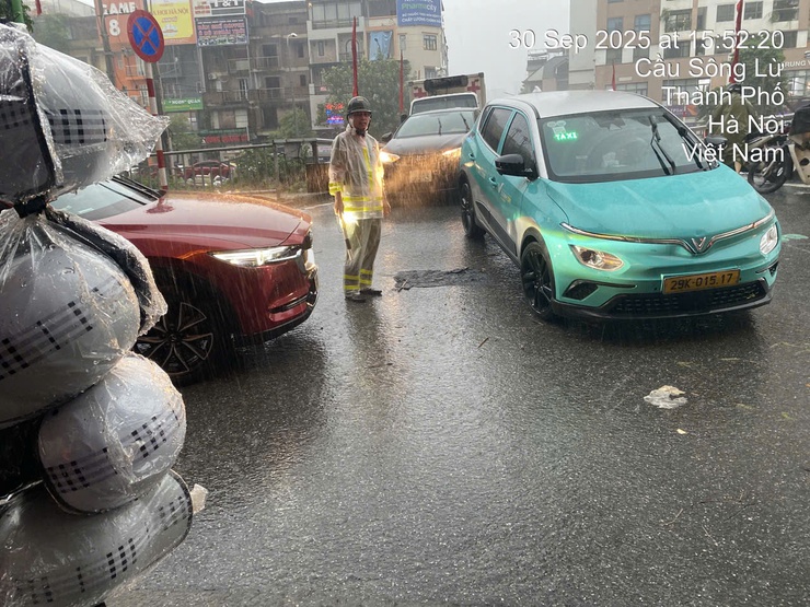 Phường Định Công hỗ trợ người dân khắc phục ảnh hưởng do hoàn lưu bão số 10 gây ra- Ảnh 6.