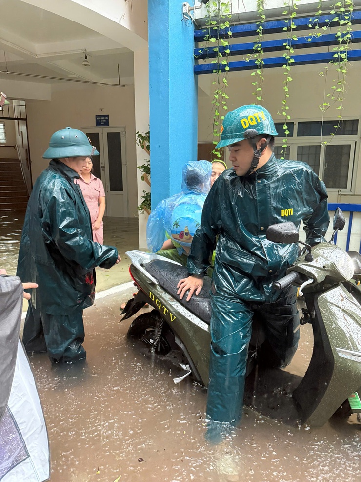 Phường Định Công hỗ trợ người dân khắc phục ảnh hưởng do hoàn lưu bão số 10 gây ra- Ảnh 4.