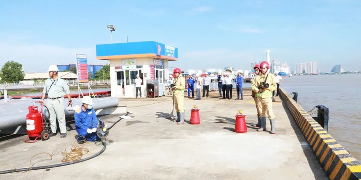 Hà Nội công bố danh mục thủ tục hành chính bị bãi bỏ lĩnh vực Ứng phó sự cố tràn dầu- Ảnh 1.