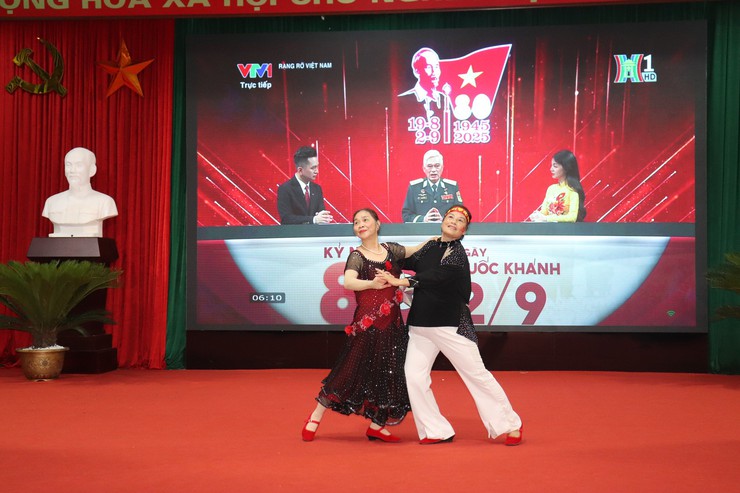 UBND xã Thuận An tổ chức trình chiếu trực tiếp Lễ diễu binh kỷ niệm Cách mạng Tháng Tám và Quốc khánh 2/9- Ảnh 7.