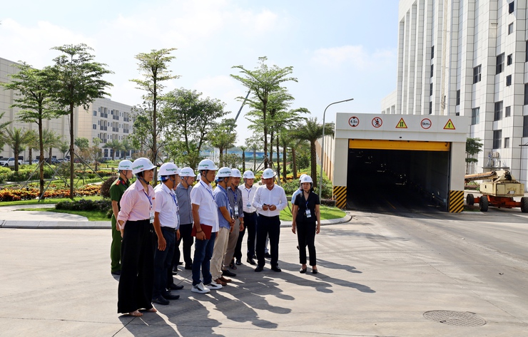 HĐND phường Tùng Thiện giám sát về quy trình xử lý rác và công tác đảm bảo vệ sinh môi trường tại Nhà máy Điện rác Seraphin- Ảnh 1.