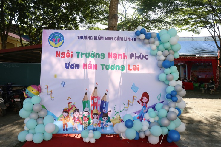 Đồng chí Nguyễn Ngọc Tú - Phó Bí thư Đảng ủy, Chủ tịch UBND xã kiểm tra công tác chuẩn bị cho Lễ khai giảng năm học mới 2025-2026- Ảnh 5.