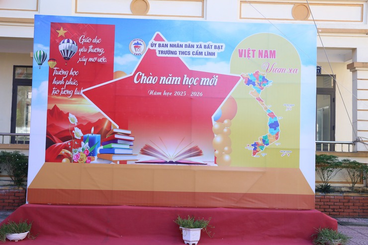 Đồng chí Nguyễn Ngọc Tú - Phó Bí thư Đảng ủy, Chủ tịch UBND xã kiểm tra công tác chuẩn bị cho Lễ khai giảng năm học mới 2025-2026- Ảnh 12.