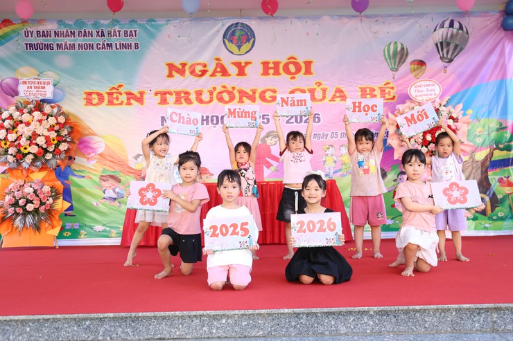 Đồng chí Nguyễn Ngọc Tú - Phó Bí thư Đảng ủy, Chủ tịch UBND xã kiểm tra công tác chuẩn bị cho Lễ khai giảng năm học mới 2025-2026- Ảnh 10.
