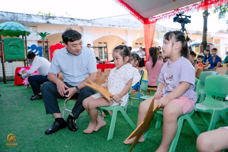 Đồng chí Nguyễn Ngọc Tú - Phó Bí thư Đảng ủy, Chủ tịch UBND xã kiểm tra công tác chuẩn bị cho Lễ khai giảng năm học mới 2025-2026- Ảnh 14.
