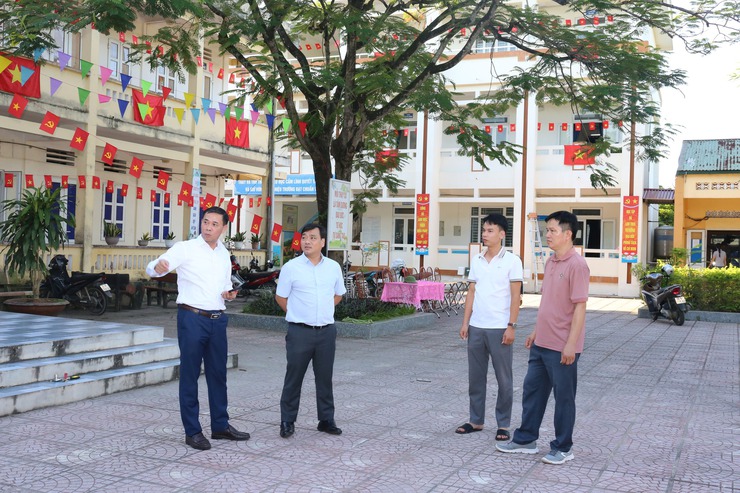 Đồng chí Nguyễn Ngọc Tú - Phó Bí thư Đảng ủy, Chủ tịch UBND xã kiểm tra công tác chuẩn bị cho Lễ khai giảng năm học mới 2025-2026- Ảnh 2.