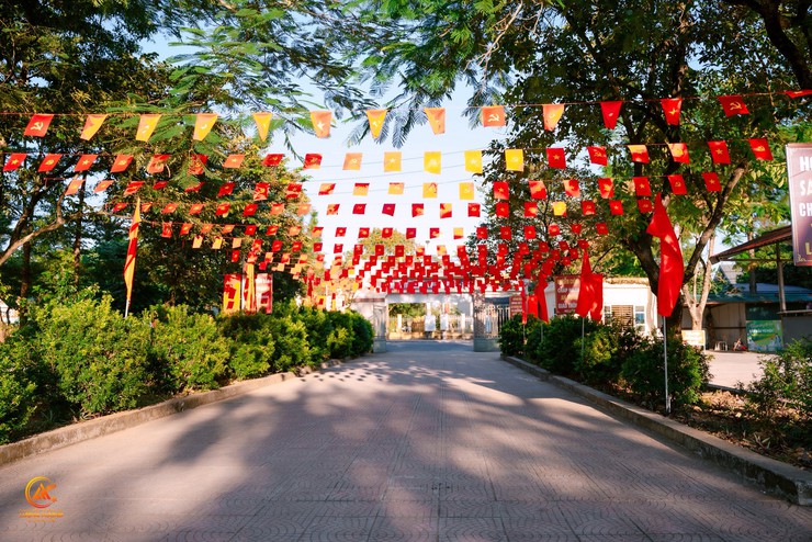 Đồng chí Nguyễn Ngọc Tú - Phó Bí thư Đảng ủy, Chủ tịch UBND xã kiểm tra công tác chuẩn bị cho Lễ khai giảng năm học mới 2025-2026- Ảnh 8.