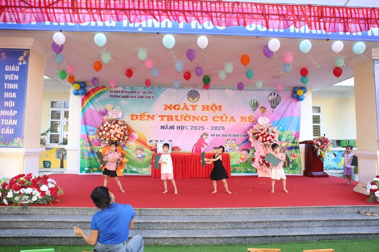 Đồng chí Nguyễn Ngọc Tú - Phó Bí thư Đảng ủy, Chủ tịch UBND xã kiểm tra công tác chuẩn bị cho Lễ khai giảng năm học mới 2025-2026- Ảnh 9.