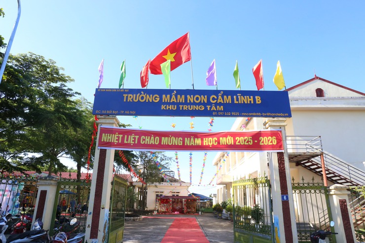 Đồng chí Nguyễn Ngọc Tú - Phó Bí thư Đảng ủy, Chủ tịch UBND xã kiểm tra công tác chuẩn bị cho Lễ khai giảng năm học mới 2025-2026- Ảnh 7.