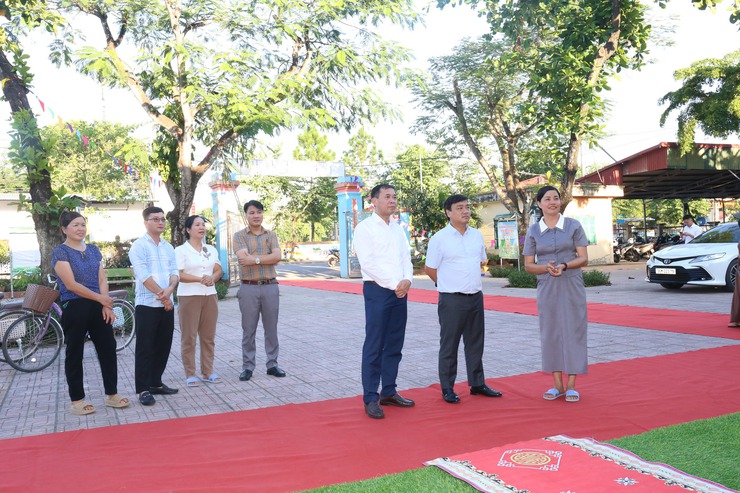 Đồng chí Nguyễn Ngọc Tú - Phó Bí thư Đảng ủy, Chủ tịch UBND xã kiểm tra công tác chuẩn bị cho Lễ khai giảng năm học mới 2025-2026- Ảnh 3.