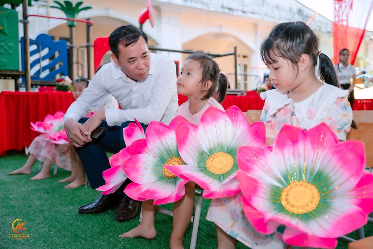Đồng chí Nguyễn Ngọc Tú - Phó Bí thư Đảng ủy, Chủ tịch UBND xã kiểm tra công tác chuẩn bị cho Lễ khai giảng năm học mới 2025-2026- Ảnh 13.