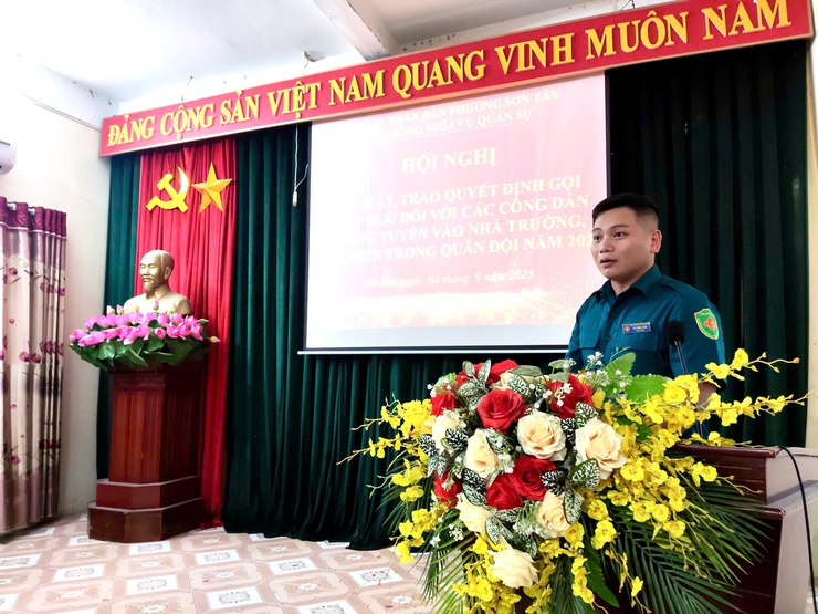 SƠN TÂY TRAO QUYẾT ĐỊNH GỌI NHẬP NGŨ CHO CÔNG DÂN TRÚNG TUYỂN VÀO CÁC NHÀ TRƯỜNG, HỌC VIỆN QUÂN ĐỘI- Ảnh 1.