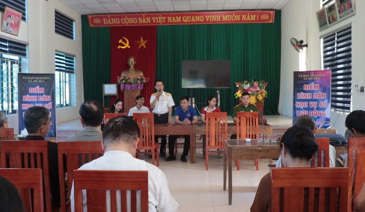 Xã Mỹ Đức ( TP Hà Nội) triển khai điểm "Bình dân học vụ số lưu động" tại thôn Đồi Dùng- Ảnh 4.