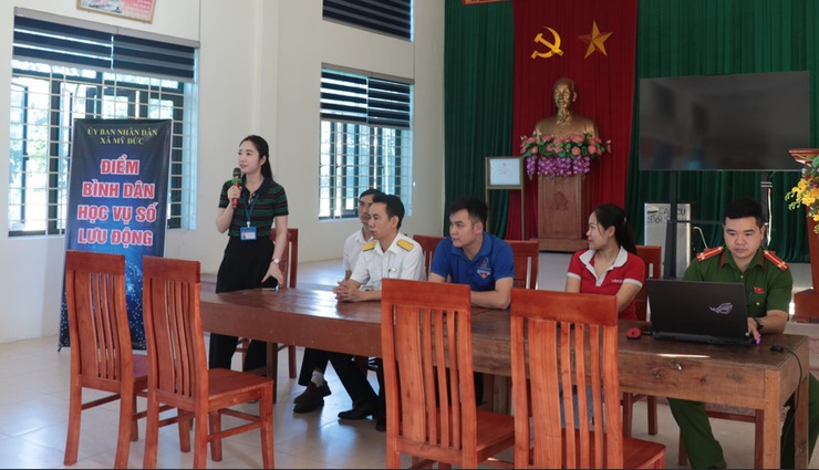Xã Mỹ Đức ( TP Hà Nội) triển khai điểm "Bình dân học vụ số lưu động" tại thôn Đồi Dùng- Ảnh 1.
