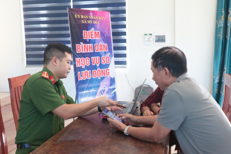 Xã Mỹ Đức ( TP Hà Nội) triển khai điểm "Bình dân học vụ số lưu động" tại thôn Đồi Dùng- Ảnh 7.