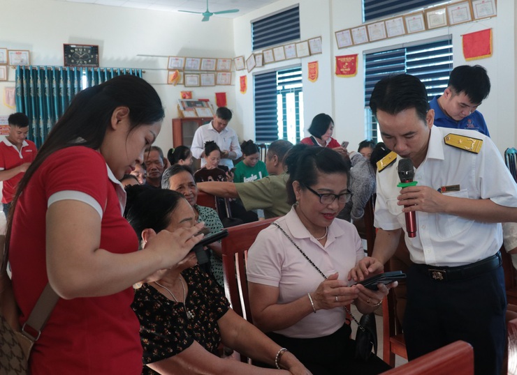 Xã Mỹ Đức ( TP Hà Nội) triển khai điểm "Bình dân học vụ số lưu động" tại thôn Đồi Dùng- Ảnh 6.