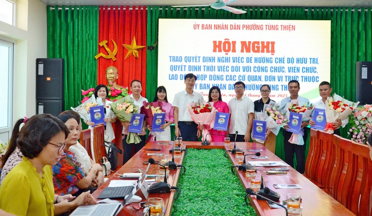 UBND phường Tùng Thiện trao Quyết định nghỉ việc hưởng chế độ hưu trí, Quyết định thôi việc đối với công chức, viên chức, lao động hợp đồng các cơ quan, đơn vị trực thuộc phường- Ảnh 1.