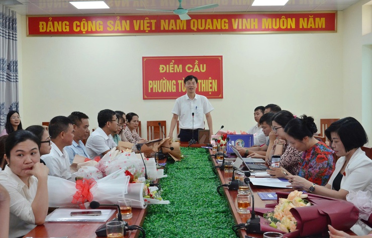 UBND phường Tùng Thiện trao Quyết định nghỉ việc hưởng chế độ hưu trí, Quyết định thôi việc đối với công chức, viên chức, lao động hợp đồng các cơ quan, đơn vị trực thuộc phường- Ảnh 2.
