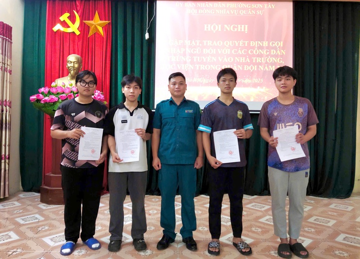 SƠN TÂY TRAO QUYẾT ĐỊNH GỌI NHẬP NGŨ CHO CÔNG DÂN TRÚNG TUYỂN VÀO CÁC NHÀ TRƯỜNG, HỌC VIỆN QUÂN ĐỘI- Ảnh 2.