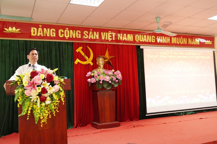 Khai giảng lớp bồi dưỡng nghiệp vụ công tác xây dựng Đảng cho Bí thư chi bộ thôn, tổ dân phố khu vực Chương Mỹ- Ảnh 1.