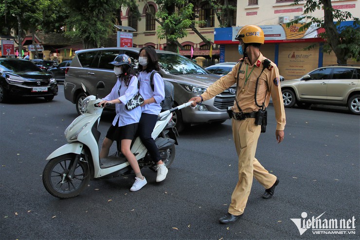 Công an xã Tiến Thắng tuyên truyền, phổ biến “Chấp hành Luật Giao thông – An toàn cho học sinh trước thềm năm học mới”- Ảnh 2.