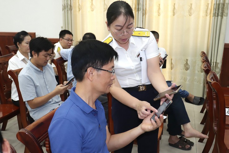 UBND xã Bát Tràng tập huấn, hướng dẫn người dân cài đặt ứng dụng Etax Mobile nộp thuế sử dụng đất phi nông nghiệp- Ảnh 2.