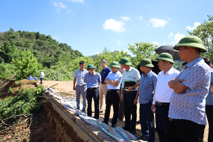 Sở Nông nghiệp và Môi trường Hà Nội kiểm tra hiện trường sạt lở tại xã Suối Hai: Đề nghị thành phố ban bố tình huống khẩn cấp về thiên tai đối với những khu vực nguy hiểm- Ảnh 1.