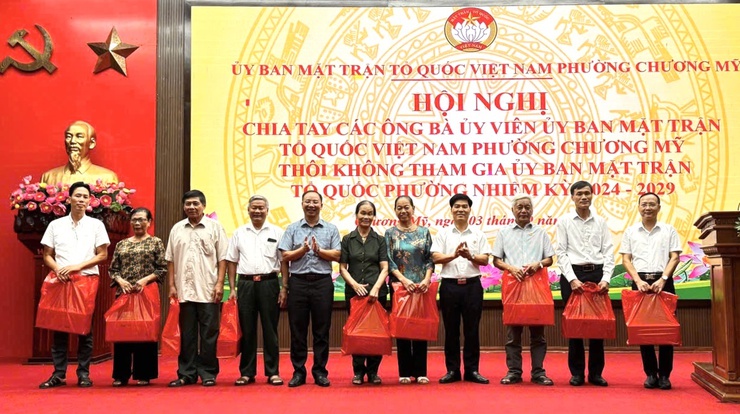 MTTQ phường Chương Mỹ tổ chức hội nghị giới thiệu nhân sự và gặp mặt chia tay các ủy viên thôi tham gia Ủy ban MTTQ phường- Ảnh 2.
