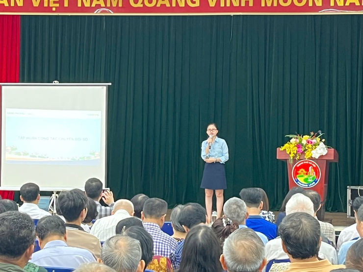 PHƯỜNG LÁNG HỘI NGHỊ TẬP HUẤN, BỒI DƯỠNG KIẾN THỨC VỀ CHUYỂN ĐỔI SỐ CHO CÁC TỔ CHUYỂN ĐỔI SỐ CỘNG ĐỒNG TRÊN ĐỊA BÀN PHƯỜNG- Ảnh 2.