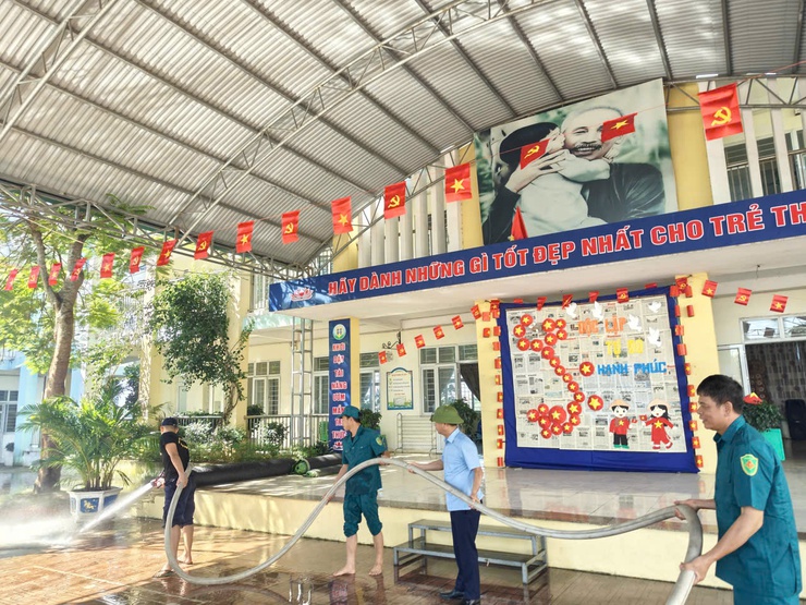 Phòng Kinh tế phối hợp vệ sinh Trường Mầm non Tuyết Nghĩa sau ngập úng, chuẩn bị cho năm học mới- Ảnh 5.