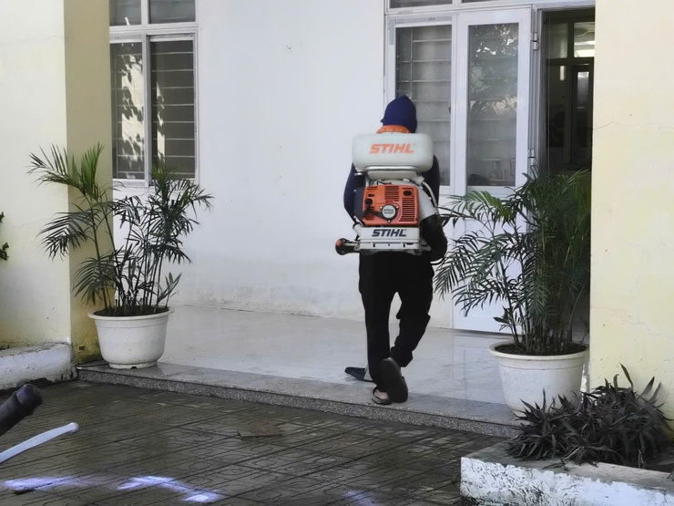 Phòng Kinh tế phối hợp vệ sinh Trường Mầm non Tuyết Nghĩa sau ngập úng, chuẩn bị cho năm học mới- Ảnh 3.
