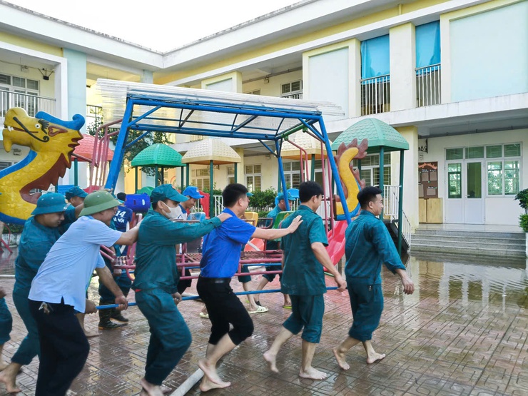Phòng Kinh tế phối hợp vệ sinh Trường Mầm non Tuyết Nghĩa sau ngập úng, chuẩn bị cho năm học mới- Ảnh 4.