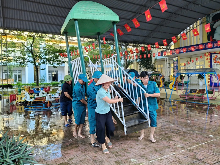 Phòng Kinh tế phối hợp vệ sinh Trường Mầm non Tuyết Nghĩa sau ngập úng, chuẩn bị cho năm học mới- Ảnh 2.