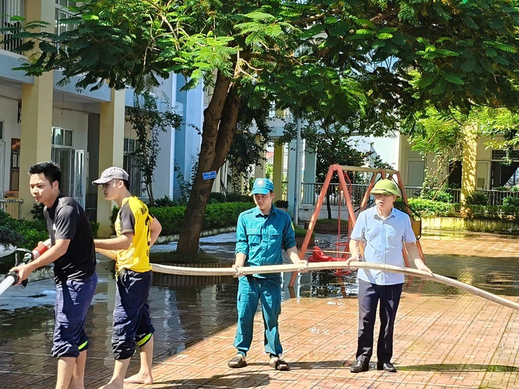 Phòng Kinh tế phối hợp vệ sinh Trường Mầm non Tuyết Nghĩa sau ngập úng, chuẩn bị cho năm học mới- Ảnh 1.