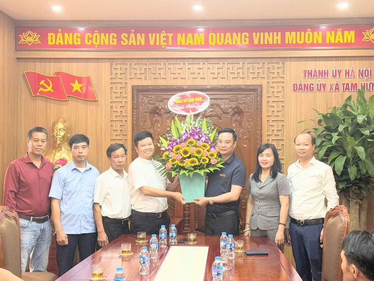 Tam Hưng gặp gỡ Linh mục chính xứ và đại diện Giáo xứ Đàn Giản- Ảnh 1.