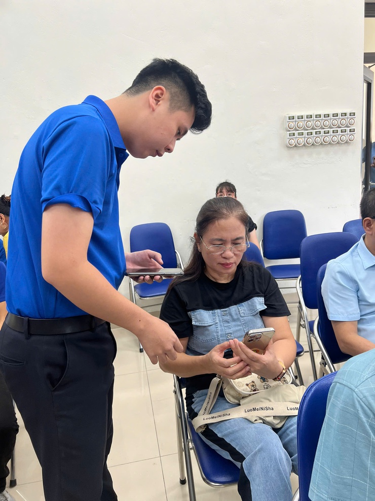 PHƯỜNG LÁNG HỘI NGHỊ TẬP HUẤN, BỒI DƯỠNG KIẾN THỨC VỀ CHUYỂN ĐỔI SỐ CHO CÁC TỔ CHUYỂN ĐỔI SỐ CỘNG ĐỒNG TRÊN ĐỊA BÀN PHƯỜNG- Ảnh 11.