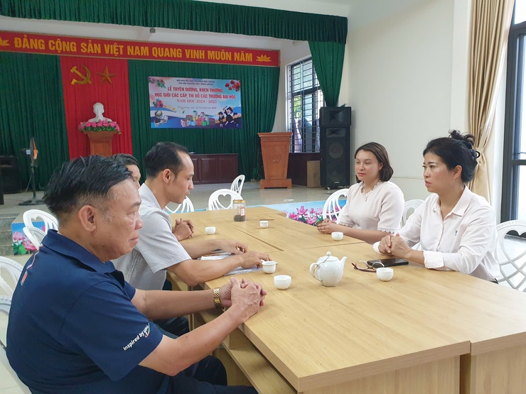 Đồng chí Đoàn Thị Thu Hà – Phó Bí thư thường trực Đảng ủy phường Phú Lương trực tiếp làm việc, nắm bắt tình hình công tác lãnh đạo, chỉ đạo tại Chi bộ TDP 12- Ảnh 1.