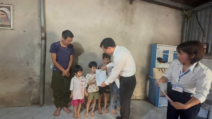 "Để không em nhỏ nào bị bỏ lại phía sau" – UBND xã Tam Hưng trao giấy khai sinh và tặng quà cho trẻ em có hoàn cảnh đặc biệt khó khăn- Ảnh 2.