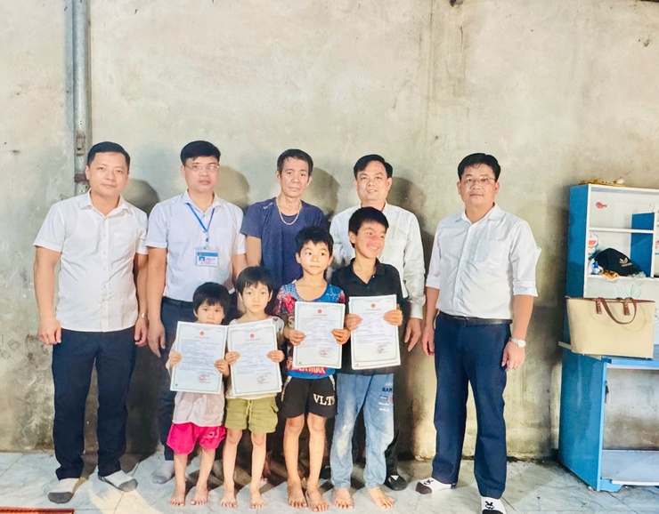 "Để không em nhỏ nào bị bỏ lại phía sau" – UBND xã Tam Hưng trao giấy khai sinh và tặng quà cho trẻ em có hoàn cảnh đặc biệt khó khăn- Ảnh 3.