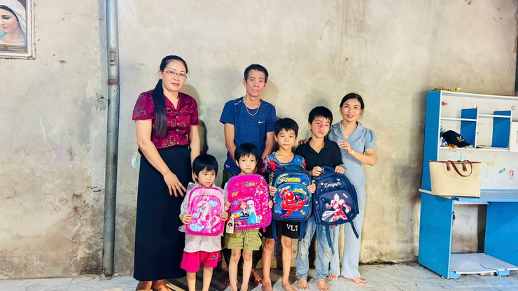 "Để không em nhỏ nào bị bỏ lại phía sau" – UBND xã Tam Hưng trao giấy khai sinh và tặng quà cho trẻ em có hoàn cảnh đặc biệt khó khăn- Ảnh 4.