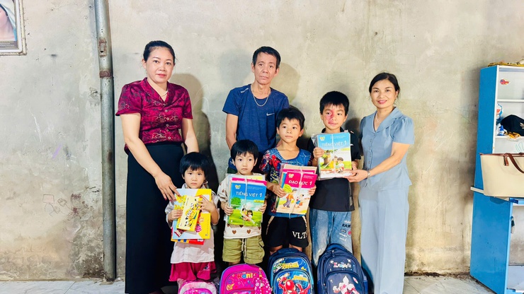"Để không em nhỏ nào bị bỏ lại phía sau" – UBND xã Tam Hưng trao giấy khai sinh và tặng quà cho trẻ em có hoàn cảnh đặc biệt khó khăn- Ảnh 5.