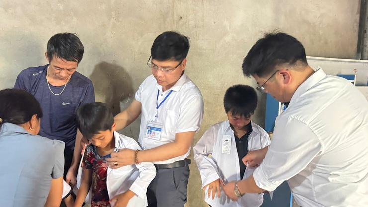 "Để không em nhỏ nào bị bỏ lại phía sau" – UBND xã Tam Hưng trao giấy khai sinh và tặng quà cho trẻ em có hoàn cảnh đặc biệt khó khăn- Ảnh 6.