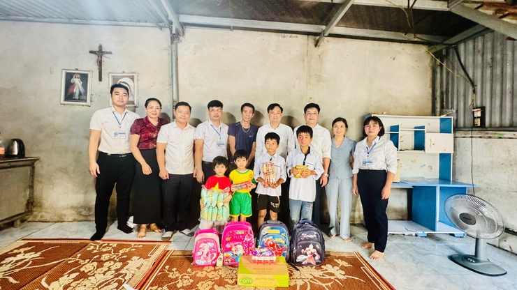"Để không em nhỏ nào bị bỏ lại phía sau" – UBND xã Tam Hưng trao giấy khai sinh và tặng quà cho trẻ em có hoàn cảnh đặc biệt khó khăn- Ảnh 7.