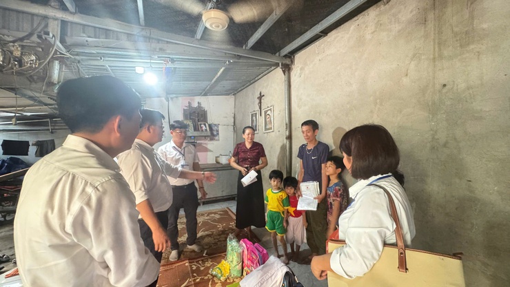 "Để không em nhỏ nào bị bỏ lại phía sau" – UBND xã Tam Hưng trao giấy khai sinh và tặng quà cho trẻ em có hoàn cảnh đặc biệt khó khăn- Ảnh 8.