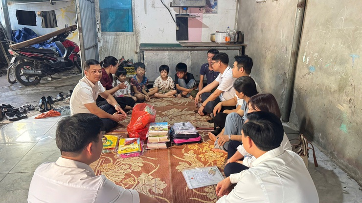 "Để không em nhỏ nào bị bỏ lại phía sau" – UBND xã Tam Hưng trao giấy khai sinh và tặng quà cho trẻ em có hoàn cảnh đặc biệt khó khăn- Ảnh 1.