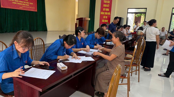 Người dân xã Mê Linh vui mừng nhận quà ngày Quốc khánh 2/9- Ảnh 3.