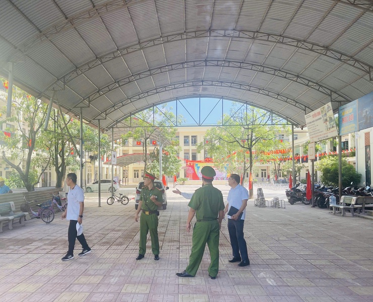 Tổ liên ngành Xã Thiên Lộc kiểm tra công tác đảm bảo trật tự ATGT, TTĐT, VSMT, ATTP, VMĐT tại 20 trường học trên địa bàn xã- Ảnh 1.